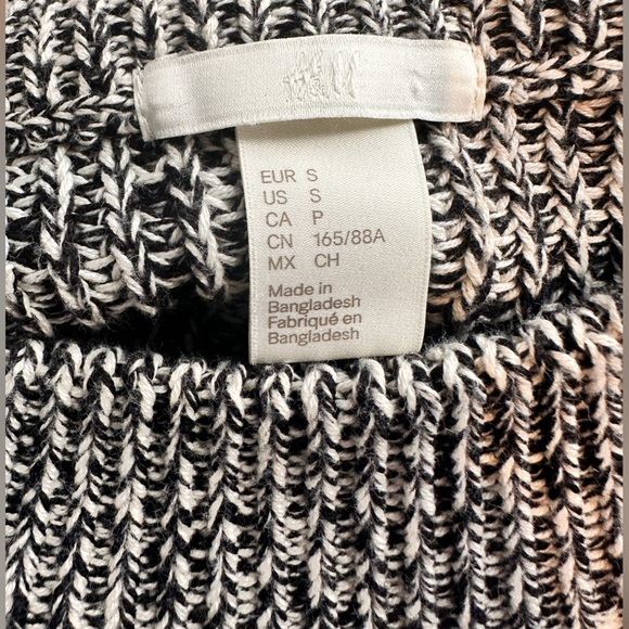 H&M Cozy Knit Sweater with flared sleeves - Picture 5 of 5